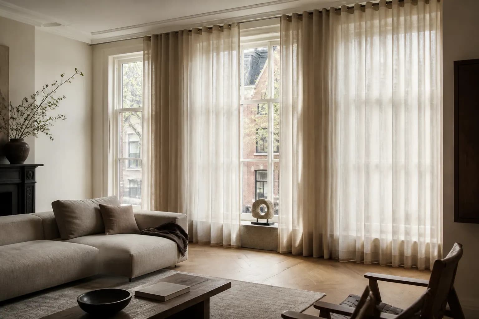 Woonkamer met lichte gordijnen voor een afspraak aan huis