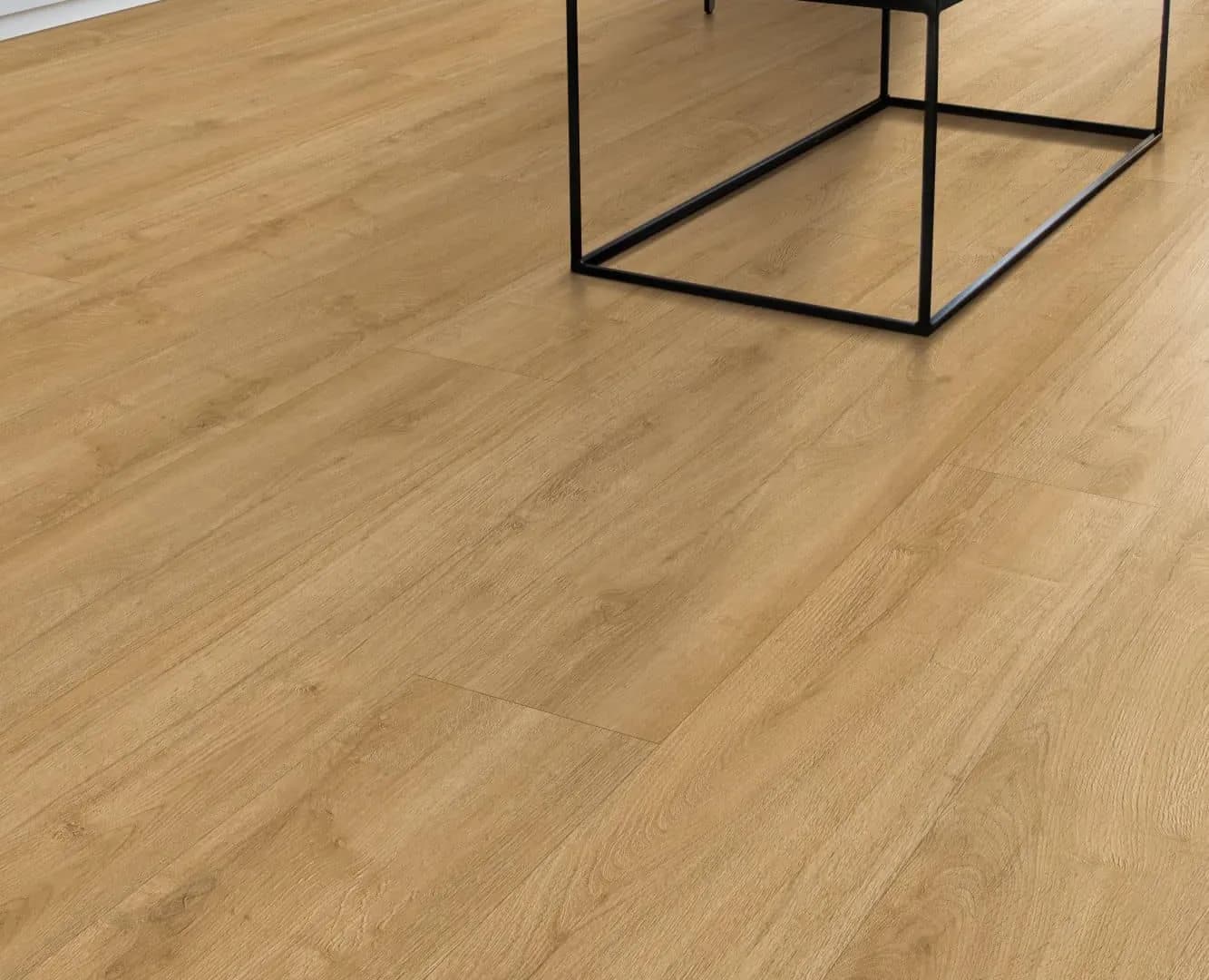 PVC vloer met een natuurlijk houtdecor in een woonkamer