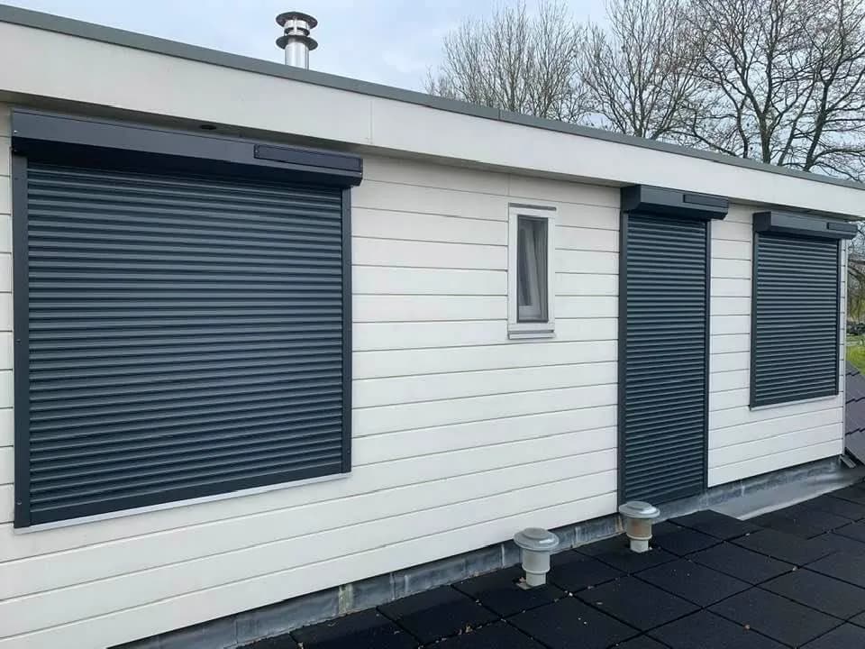 Gesloten rolluiken aan de buitenzijde van een woning