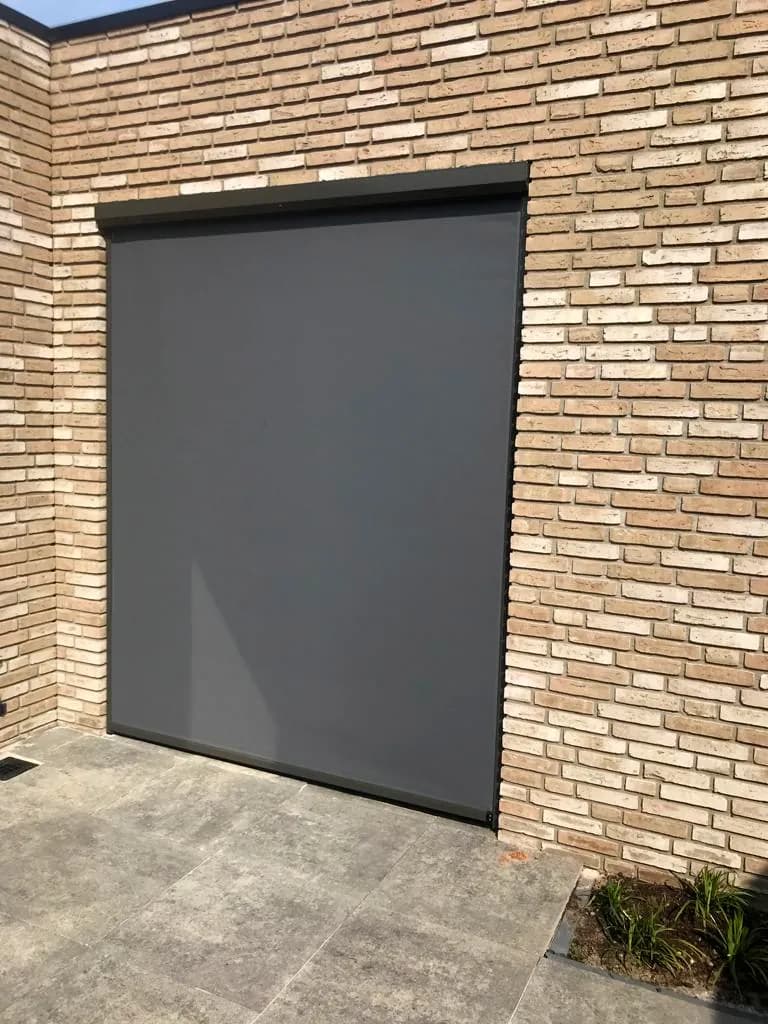 Antracietkleurig screen aan de buitenzijde van een gevel