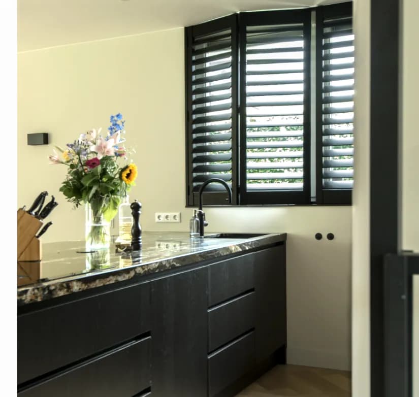 Donkere shutters in een moderne keuken