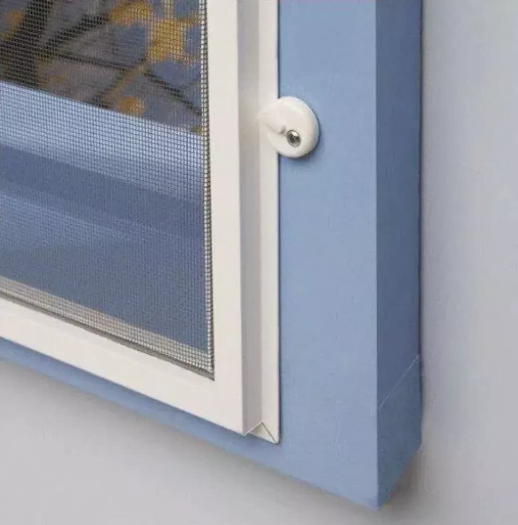 Voorzethor gemonteerd aan de binnenzijde van een raam
