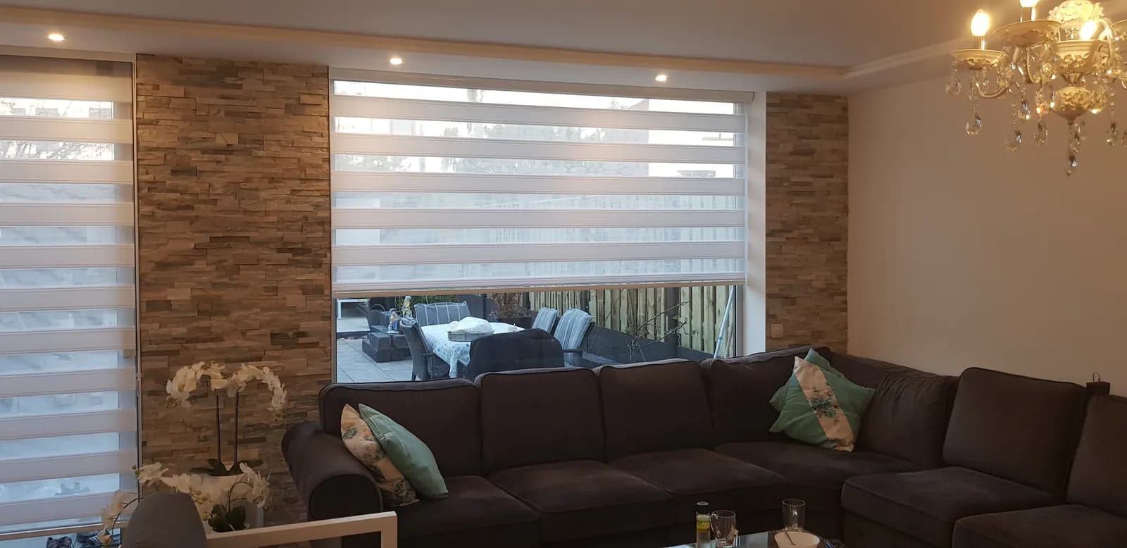 Lichte duo rolgordijnen in een woonkamer