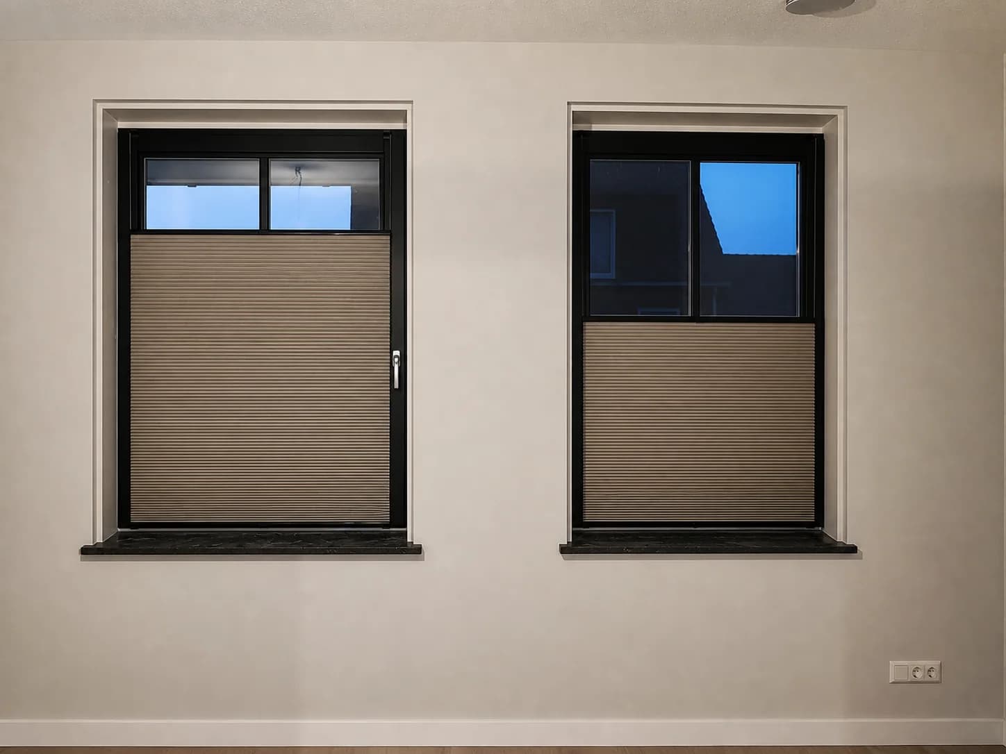 Lichte woonruimte met raamdecoratie voor privacy en daglicht