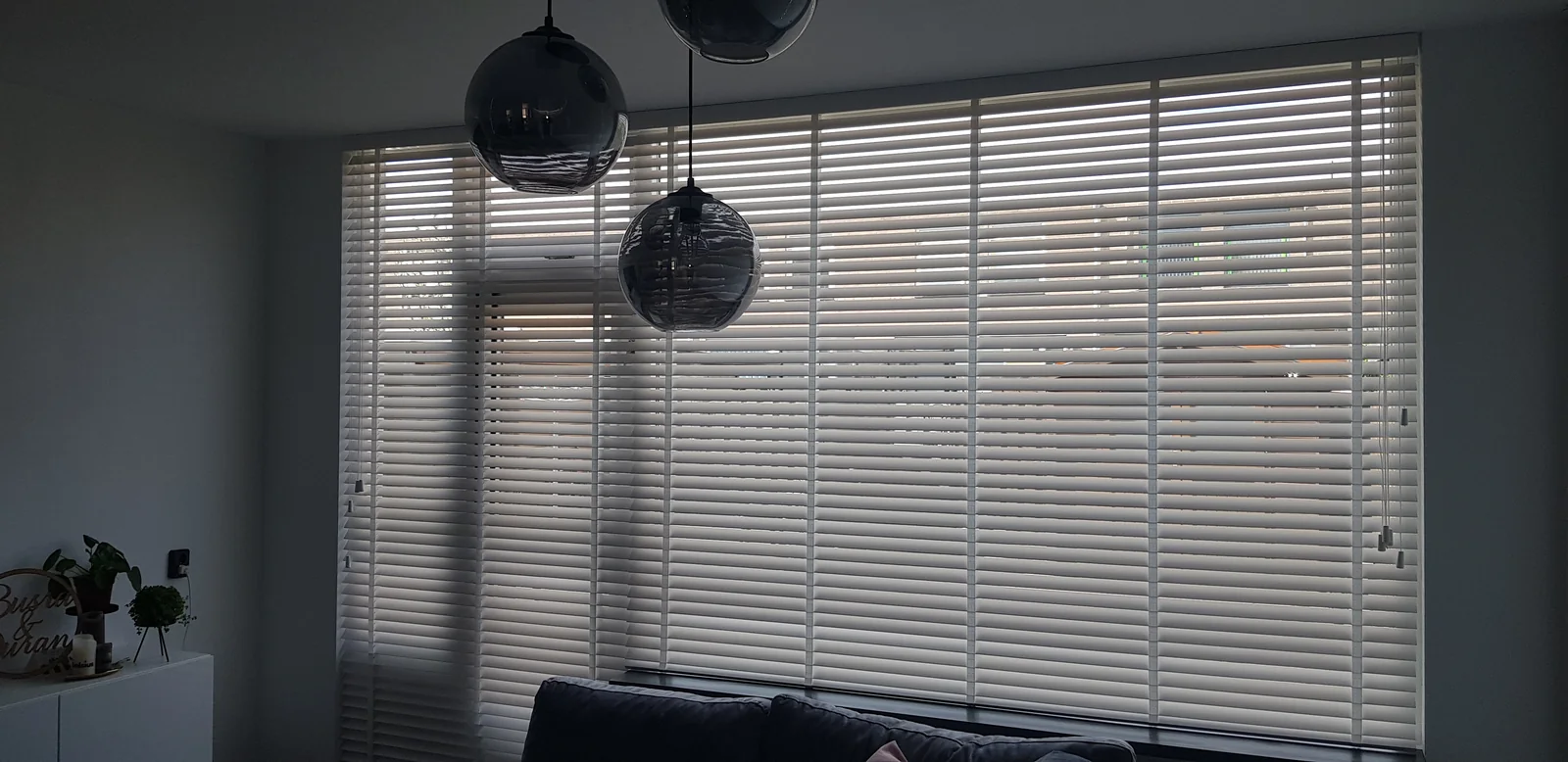 Horizontale jaloezieën in een woonkamer